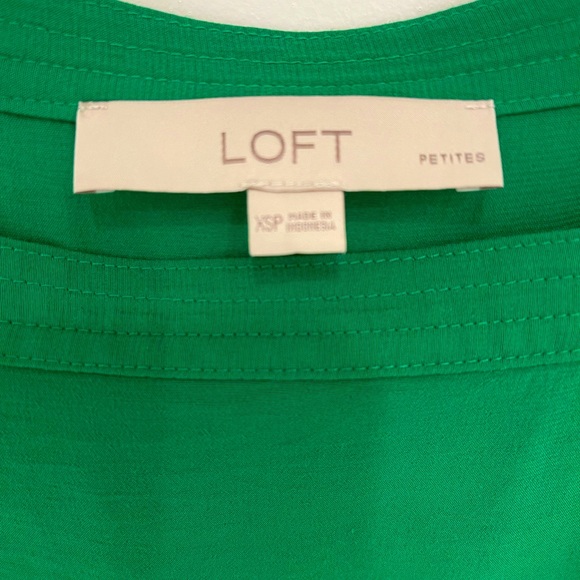 EUC, XSP, gorgeous Kelly green square neck blouse with 3/4 sleeves with button - Picture 3 of 5